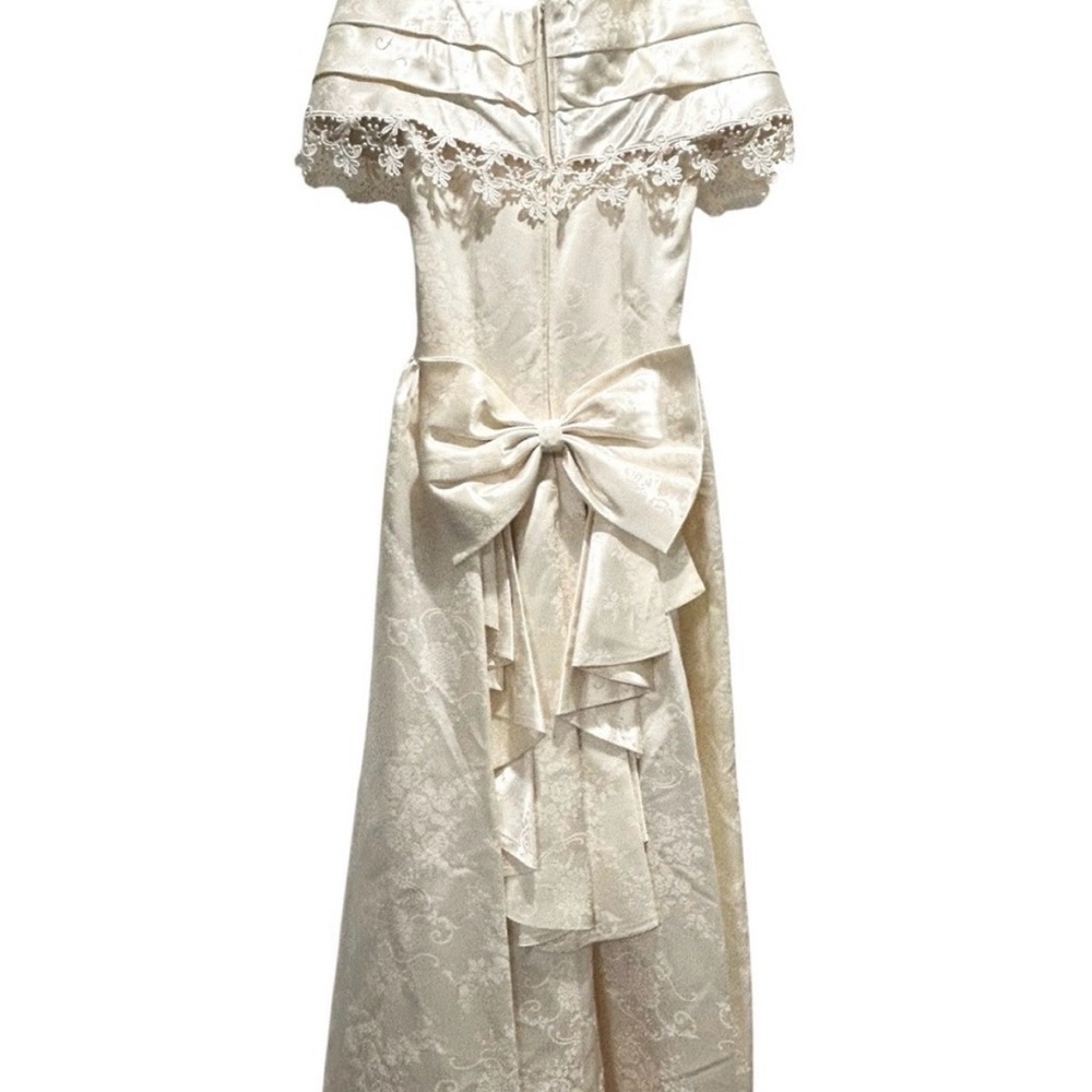 Jessica McClintock Ivory Off-Shoulder Lace Wedding Gown - Picture 6 of 16